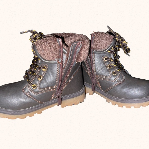 Toddler size 7 boots with fur lining - Picture 2 of 4